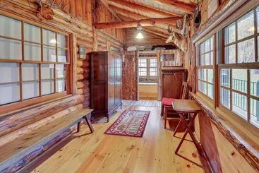 Mökkimajoitus Remote Escape: Sturgis Cabin On 20 Private Acres!