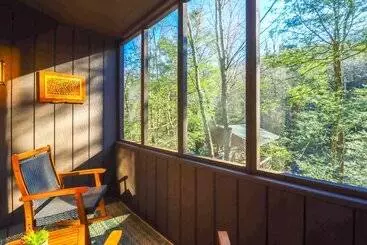コテージ Creekside Tannersville Cabin: 2 Acres & Hot Tub!