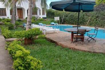 هتل Diani Breeze Villas