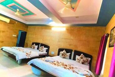 Hotel Deluxe Gujrat Hostel & Desert Camp