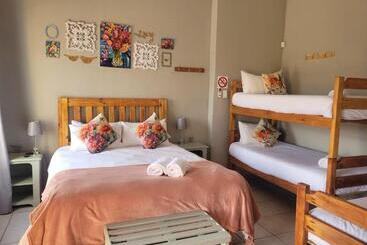 膳宿费 Cobblestone Court