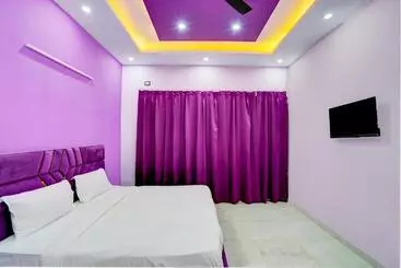 Hotel Oyo 82107 Golden Inn