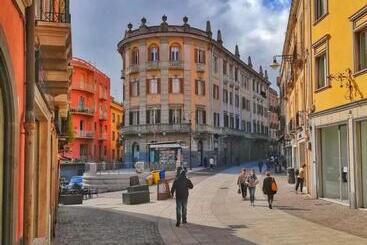 Pensió Black & White