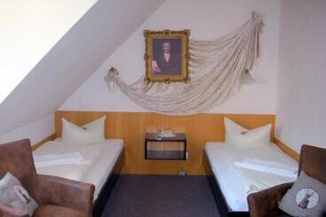 Elegant Hotel Zur Burg