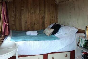 Shirehill Farm, Shires Barns