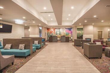 Отель La Quinta By Wyndham Forsyth