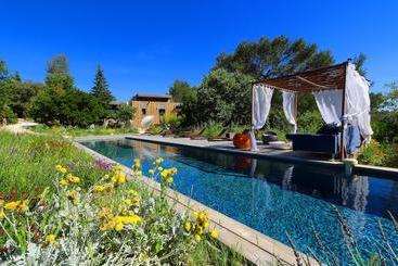 Bien Loin D Ici Spa B&b