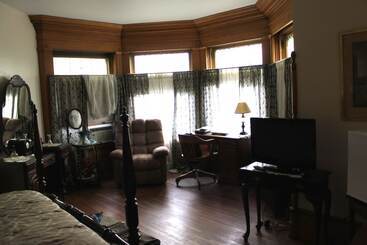 Bed and Breakfast Victorian Charm Inn