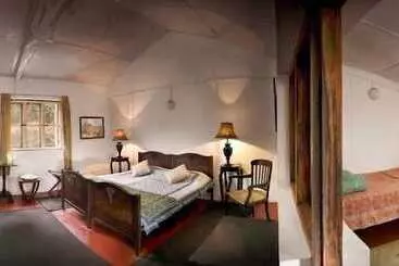 Hotel Neemrana S Wallwood Garden