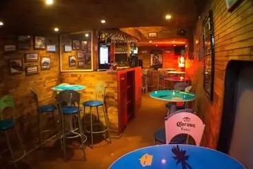 一軒屋 Los Vagones Cabañas Restaurante Bar
