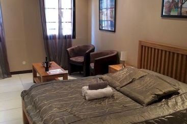 هتل آپارتمان Suites Coronell d'En Vila