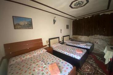 تختخواب و صبحانه Rooms Merlika  Inside The Castle