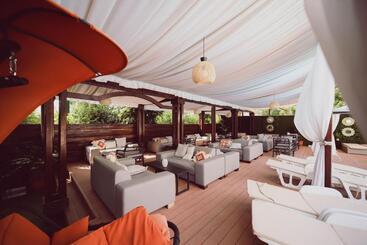 هتل C&c Karo Resort