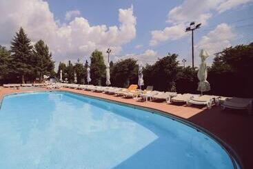 酒店 C&c Karo Resort