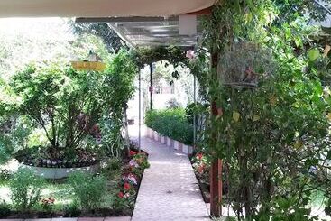 Hotelli Hostal El Parque Tababela