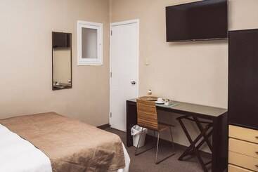 Отель Hostal Lirium