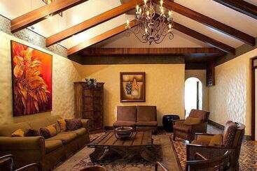 هتل 1915 Inn & Suites