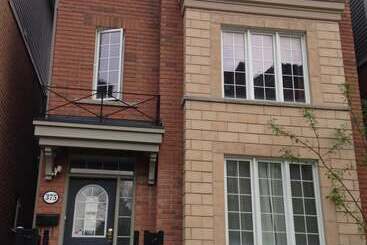 Szálloda Toronto North Travellers Home