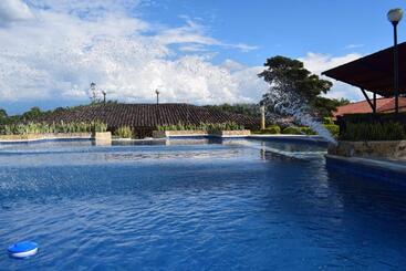 هتل Parque De Los Arrieros