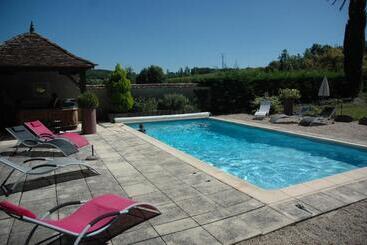 צימר Domaine De La Queyssie