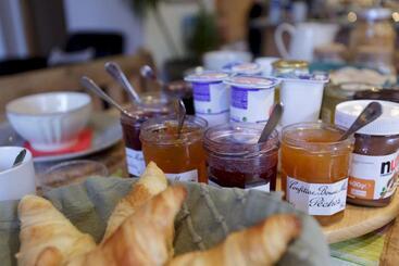 민박 The Guest House