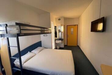 בית מלון כפרי Kyriad Direct Montauban Centre