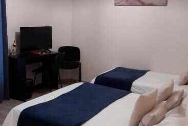 호텔 Logis Hôtel Restaurant L Oustal