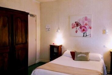 Hotelli Logis Hôtel Restaurant L Oustal