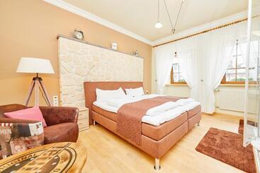 Hotel Gast Und Weinhaus Burkard