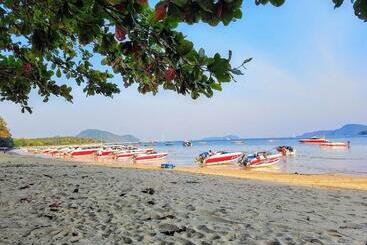 호텔 Naiharn Beach Resort   Sha Plus Extra