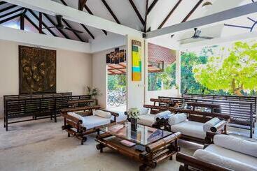 Hotelli Naiharn Beach Resort   Sha Plus Extra