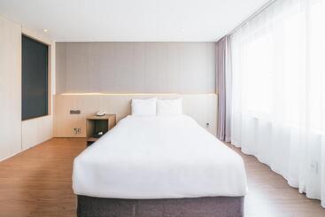 בית מלון כפרי The First70