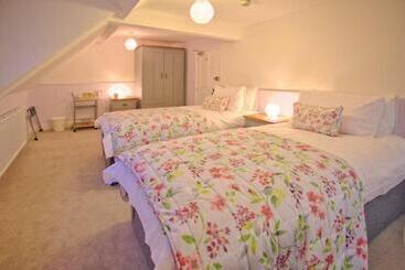 تختخواب و صبحانه The Palmerston Rooms