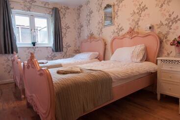 Bed and Breakfast Llamas Pyjamas