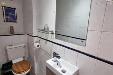 تختخواب و صبحانه The Hut Wales A Sea Front Inn