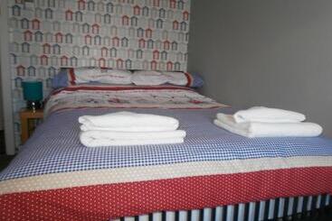 تختخواب و صبحانه The Hut Wales   A Sea Front Inn