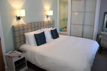 تختخواب و صبحانه Marine Rooms