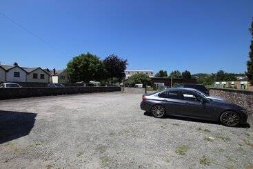 تختخواب و صبحانه The Beacons Guest House