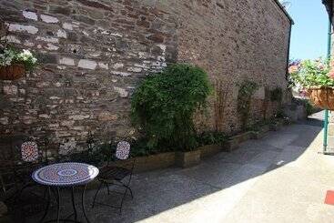 تختخواب و صبحانه The Beacons Guest House