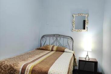 הוסטל Hostal Juana De Arco