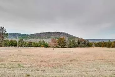 Pet Friendly Dover Cottage W/ Deck + Mtn Views!