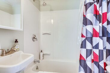 کلبه Spacious Lincoln Home W/ Yard < 1 Mi To Downtown!