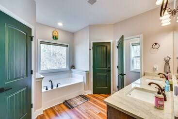 Lake Hartwell Cottage W/ Fire Pit: Near Clemson!