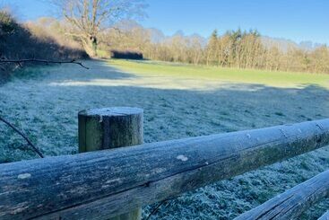 קוטג'' Log Burner And Beamed Ceilings King Size Bed