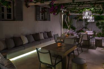 Aparthotel Anita Rooms & Suites Milos