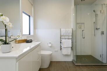 Acacia Lake View Motel