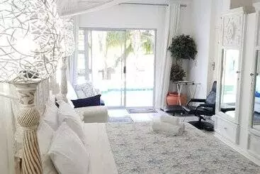 Bed and Breakfast Belurana River Manor