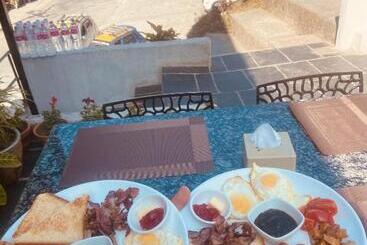 تختخواب و صبحانه Aati Cafe