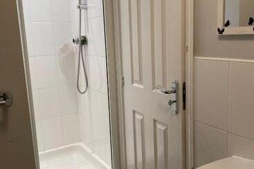 Pensiune Room 5 Chassagne Guest House