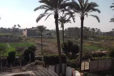 تختخواب و صبحانه Loulouat Al Reef